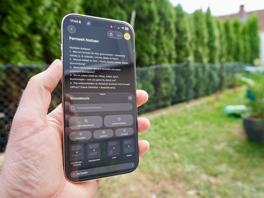 Apple Intelligence unterstützt mich massiv beim ortsunabhängigen Arbeiten – ganz gleich, ob in meinem Garten oder von irgendwo sonst auf der Welt. Foto: Sascha Tegtmeyer