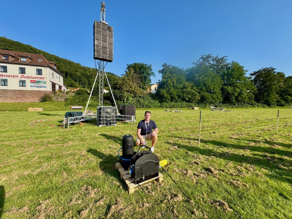 Zu sehen bin ich, Sascha Tegtmeyer, wie ich das Equipment der Multimedia-Show in Bodenwerder begutachte. Ich hatte die Gelegenheit, beim Lichterfest in Bodenwerder einen Blick hinter die Kulissen zu werfen.