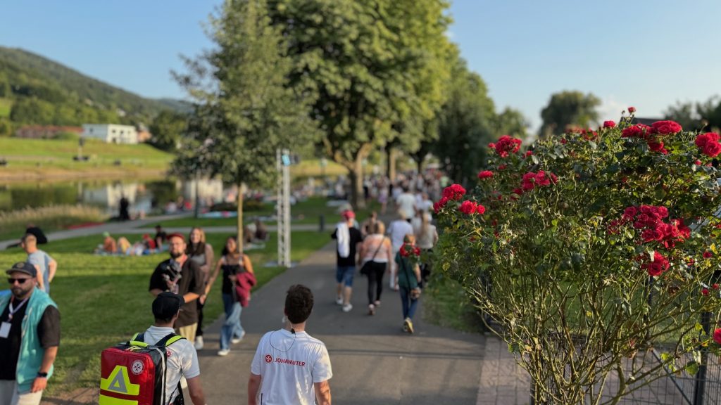 Flaniermeile: Das weitläufige Gelände in Bodenwerder konnte auch einfach für einen Spaziergang genutzt werden. Im Vordergrund: fleißige Helfer auf einem Rundgang. Foto: Sascha Tegtmeyer
