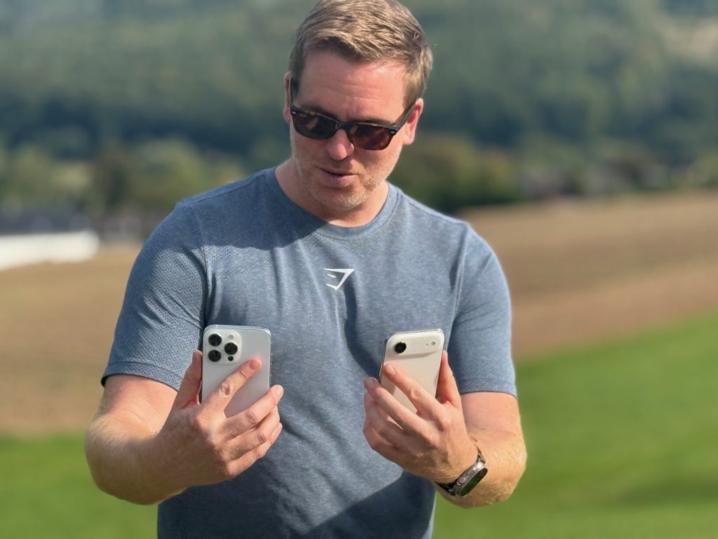 Theoretisch ist das iPhone Air das ultimative Reise-iPhone. Es ist so leicht und so dünn und fühlt sich so gut an. Ich könnte über die Haptik wirklich ins Schwärmen geraten. 

Auf dem Bild sieht man mich, Sascha Tegtmeyer, wie ich ein iPhone 16 Pro Max und ein iPhone Air nebeneinander halte und auf die Bildschirme blicke. 