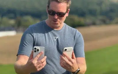 Sascha Tegtmeyer hält draußen zwei iPhones in den Händen