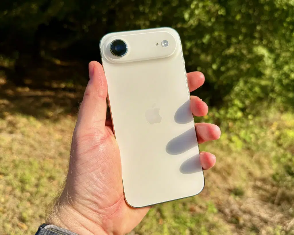 iPhone Air Test: meine Erfahrungen als Reise-Smartphone 5 Rückseite des iPhone Air im Sonnenlicht vor grüner Landschaft