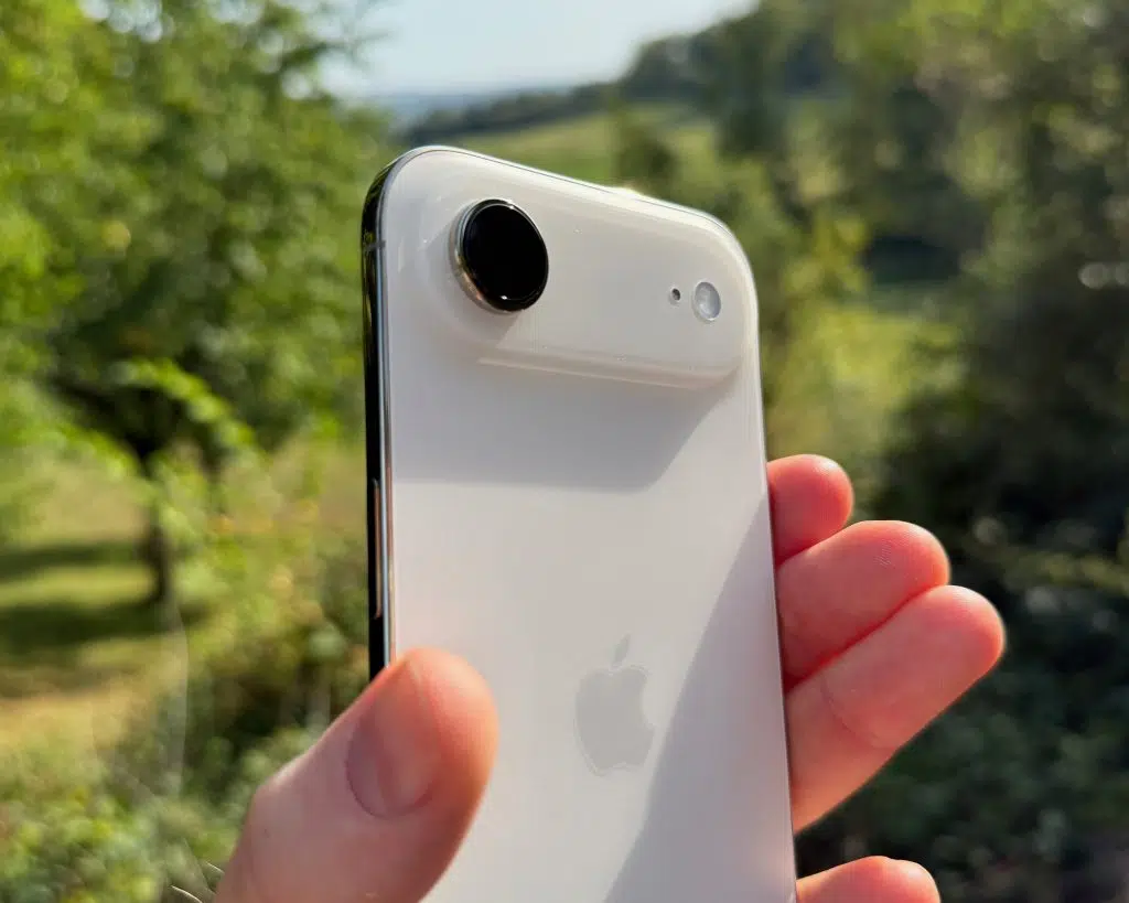 iPhone Air Test: meine Erfahrungen als Reise-Smartphone 10 Nahaufnahme des einzelnen Kameramoduls auf der Rückseite eines iPhone Air