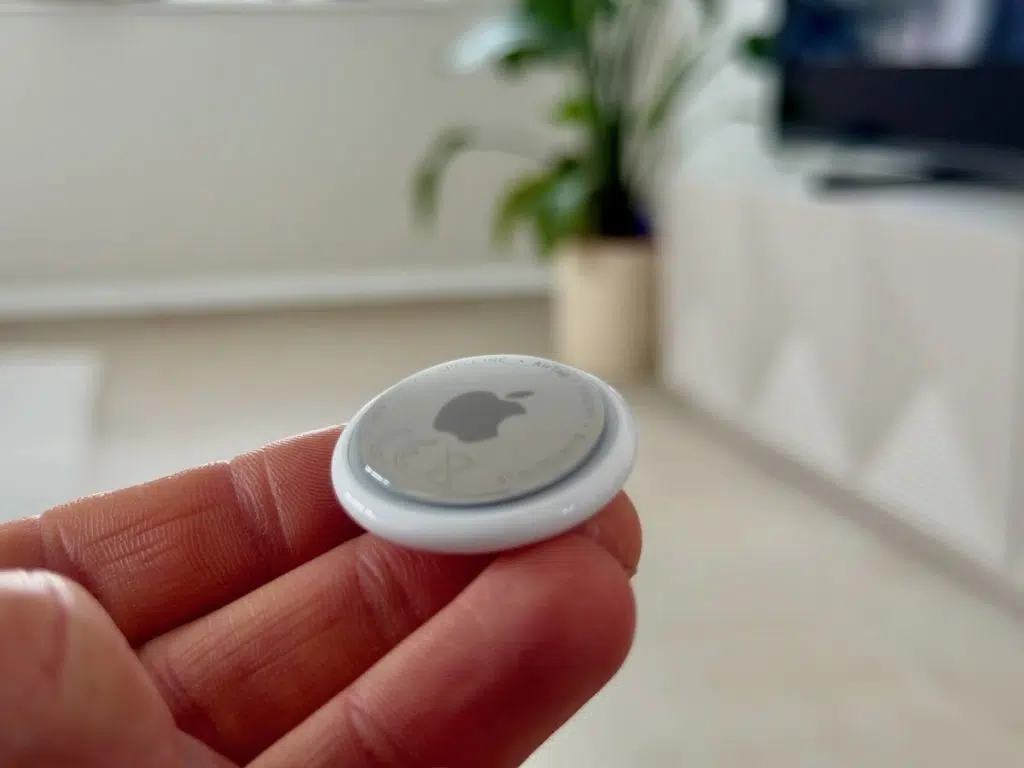 Apple AirTag 2 im Test: Lohnt sich das Upgrade für Alltag und Reise? 5 Vorder- und Rückseite eines Apple AirTag 2