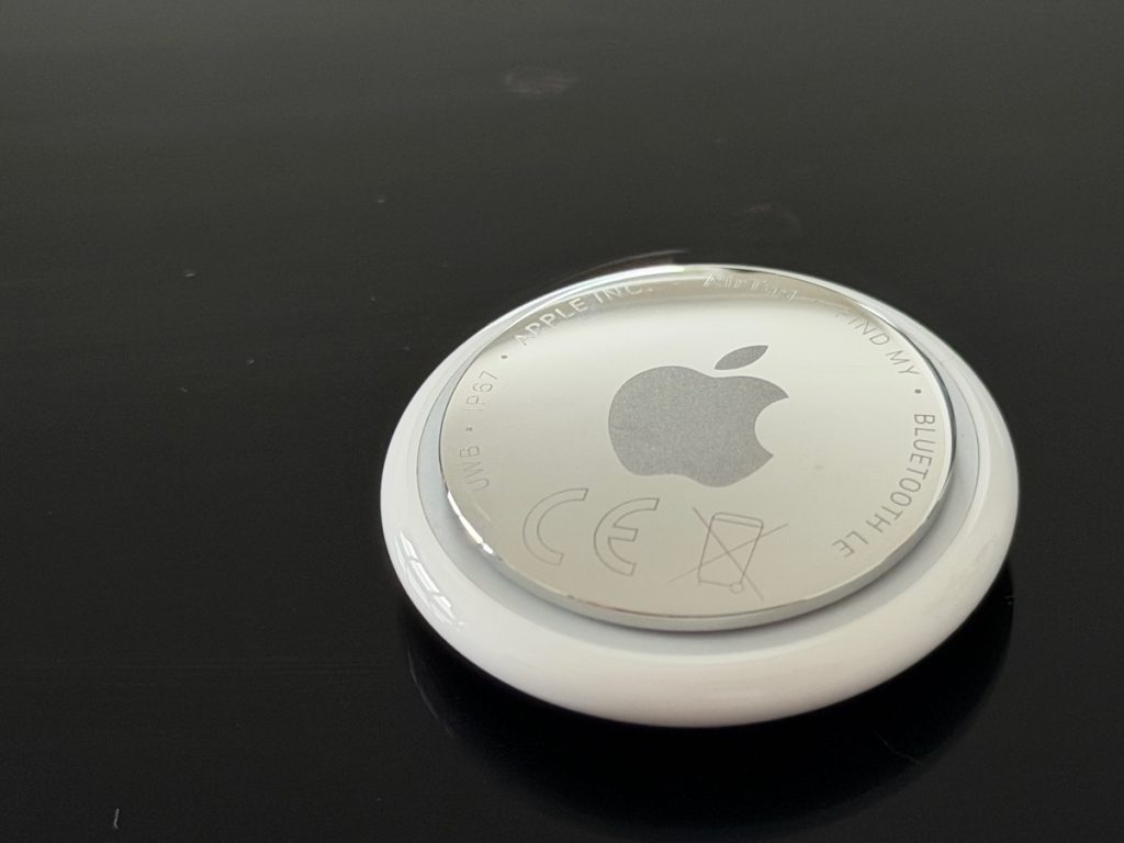 Apple AirTag 2 im Test – ein Retter für Reisende? 2 Elegant und zeitlos – der AirTag 2 sieht optisch aus wie der Vorgänger, liefert aber deutlich mehr Leistung. Foto: Sascha Tegtmeyer Apple AirTags 2 Testbericht