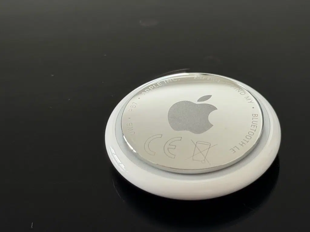 Apple AirTag 2 im Test: Lohnt sich das Upgrade für Alltag und Reise? 3 Apple AirTag 2 mit weißer Vorderseite und Metallschale