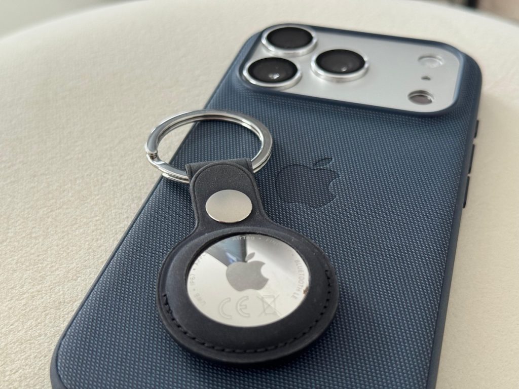 Apple AirTag 2 im Test – ein Retter für Reisende? 1 Schicker Schlüsselanhänger für die AirTags: Feingewebe auf Feingewebe – das Material von der iPhone-Hülle ist deutlich gröber als bei den Drops. Foto: Sascha Tegtmeyer Apple AirTags 2 Testbericht