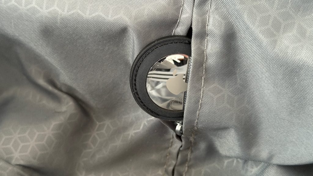 Apple AirTag 2 im Test – ein Retter für Reisende? 13 Apple AirTags 2 Testbericht Ich habe mir angewöhnt, meine AirTags gut zu verstecken – wie gut, dass die zweite Generation deutlich lauter geworden ist. Foto: Sascha Tegtmeyer