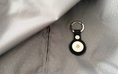 AirTag in einer Halterung im Innenfutter eines Koffers