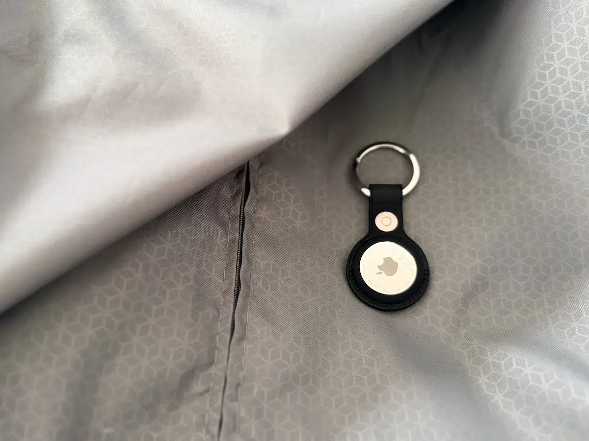 AirTag in einer Halterung im Innenfutter eines Koffers