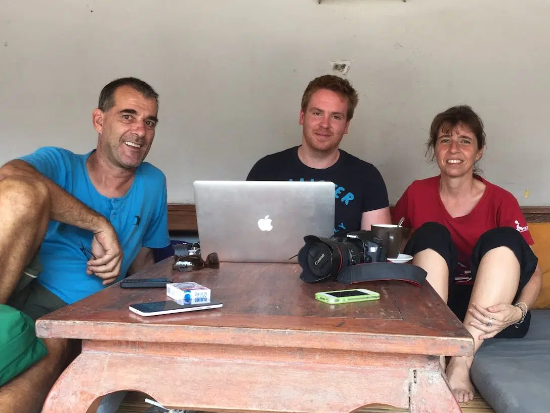 20 Jahre mit Apple-Geräten auf Reisen – was wirklich geblieben ist 3 Sascha Tegtmeyer arbeitet mit einem MacBook auf einer indonesischen Insel
