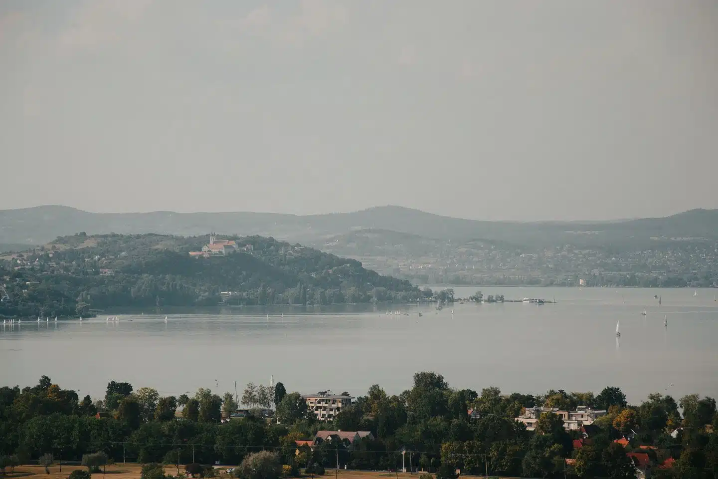 Balaton Erfahrungen: Ferienhaus, flaches Wasser und lange Abende in Siófok 1 Panoramablick über den Balaton und die ungarische Uferlandschaft