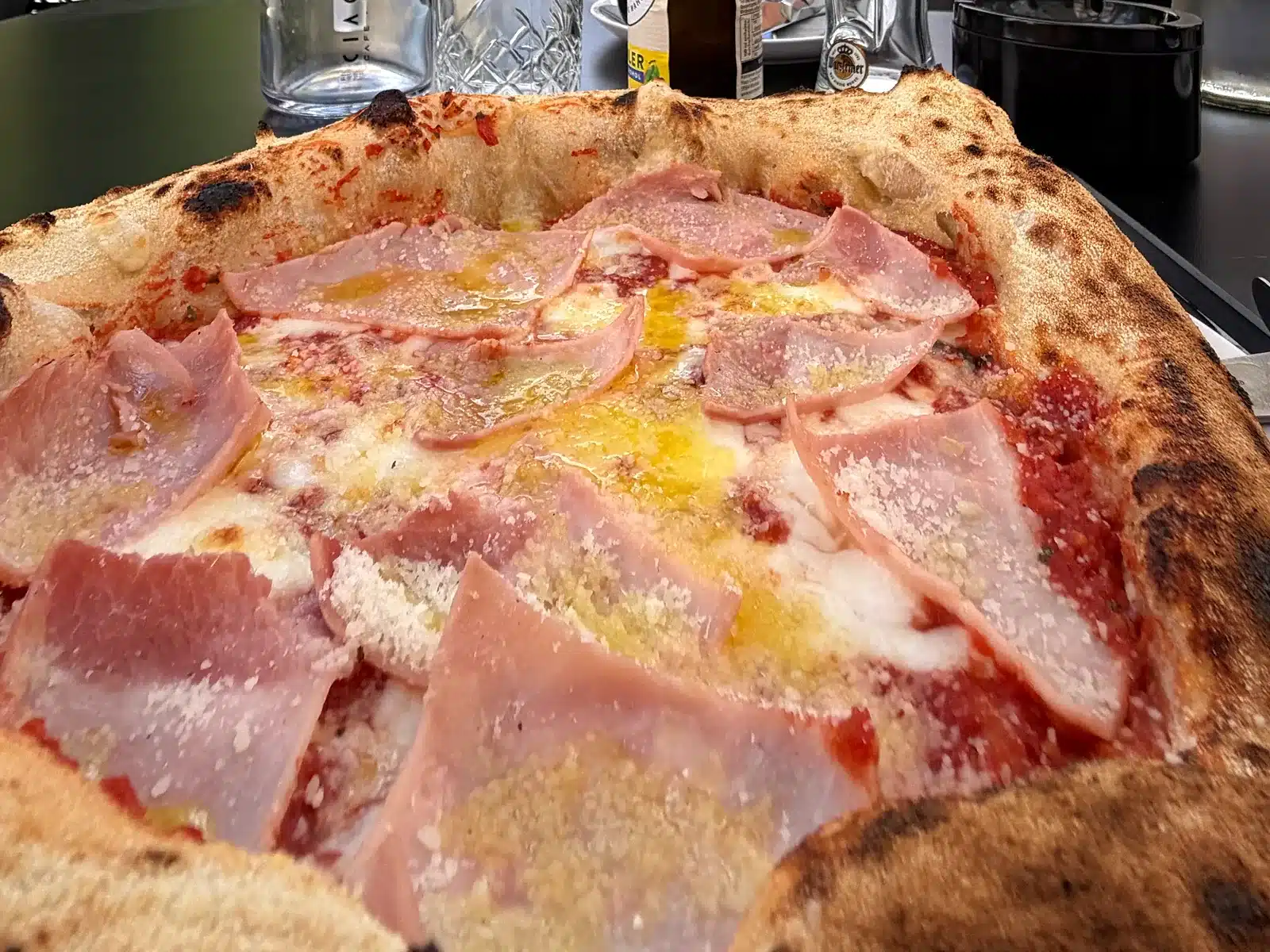 Weserbergland – meine Tipps für Urlaub, Natur und besondere Orte 19 Personenfreier Ausschnitt einer Pizza