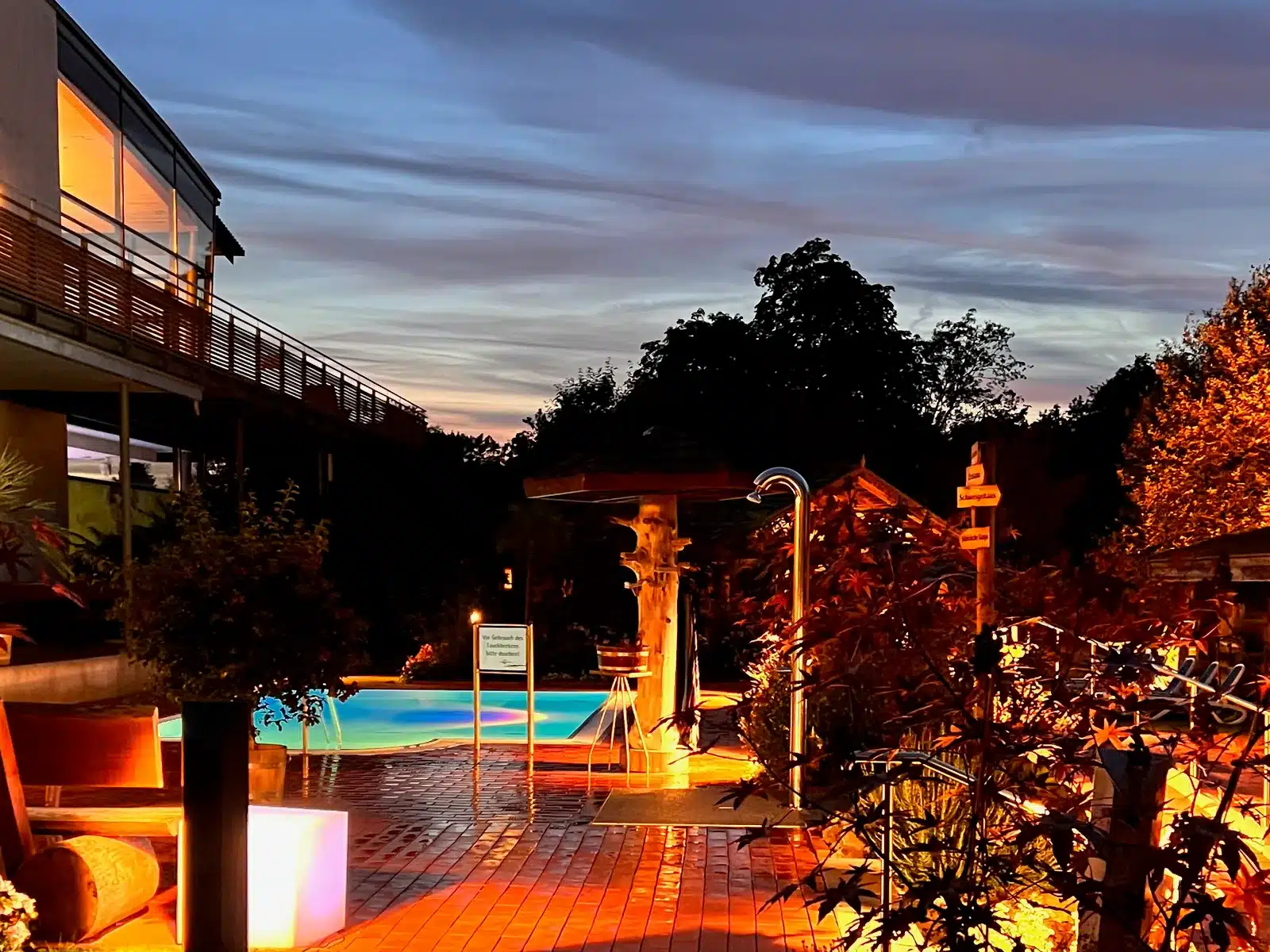 Hufeland Therme Bad Pyrmont: meine Erfahrungen mit Sole, Sauna und Erdsauna 1 Weg durch den Saunagarten zum Kaltschwimmbecken in der Abenddämmerung