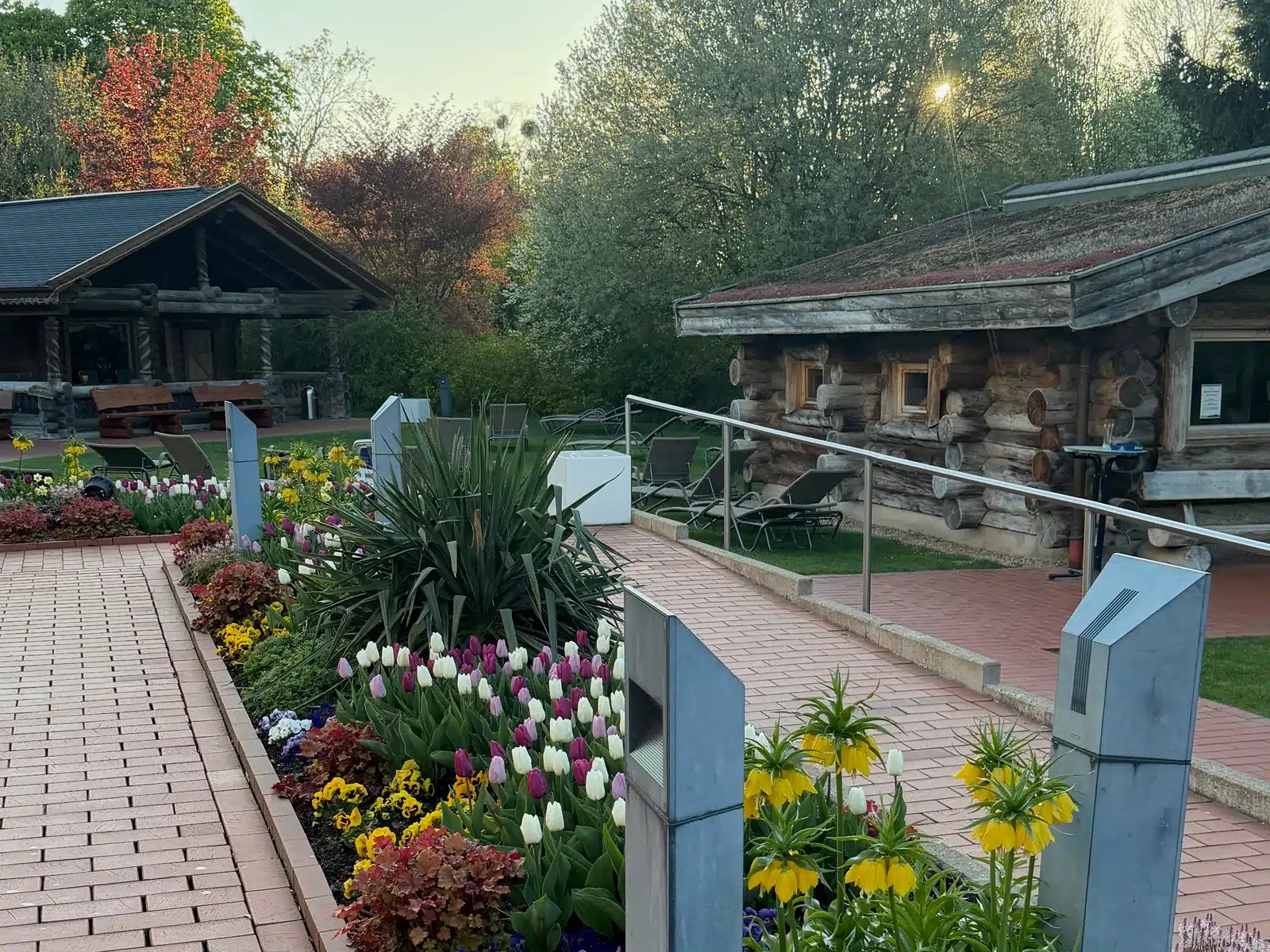 Hufeland Therme Bad Pyrmont: meine Erfahrungen mit Sole, Sauna und Erdsauna 5 Frühlingsbeete und Blockhaussaunen im Saunagarten der Hufeland Therme