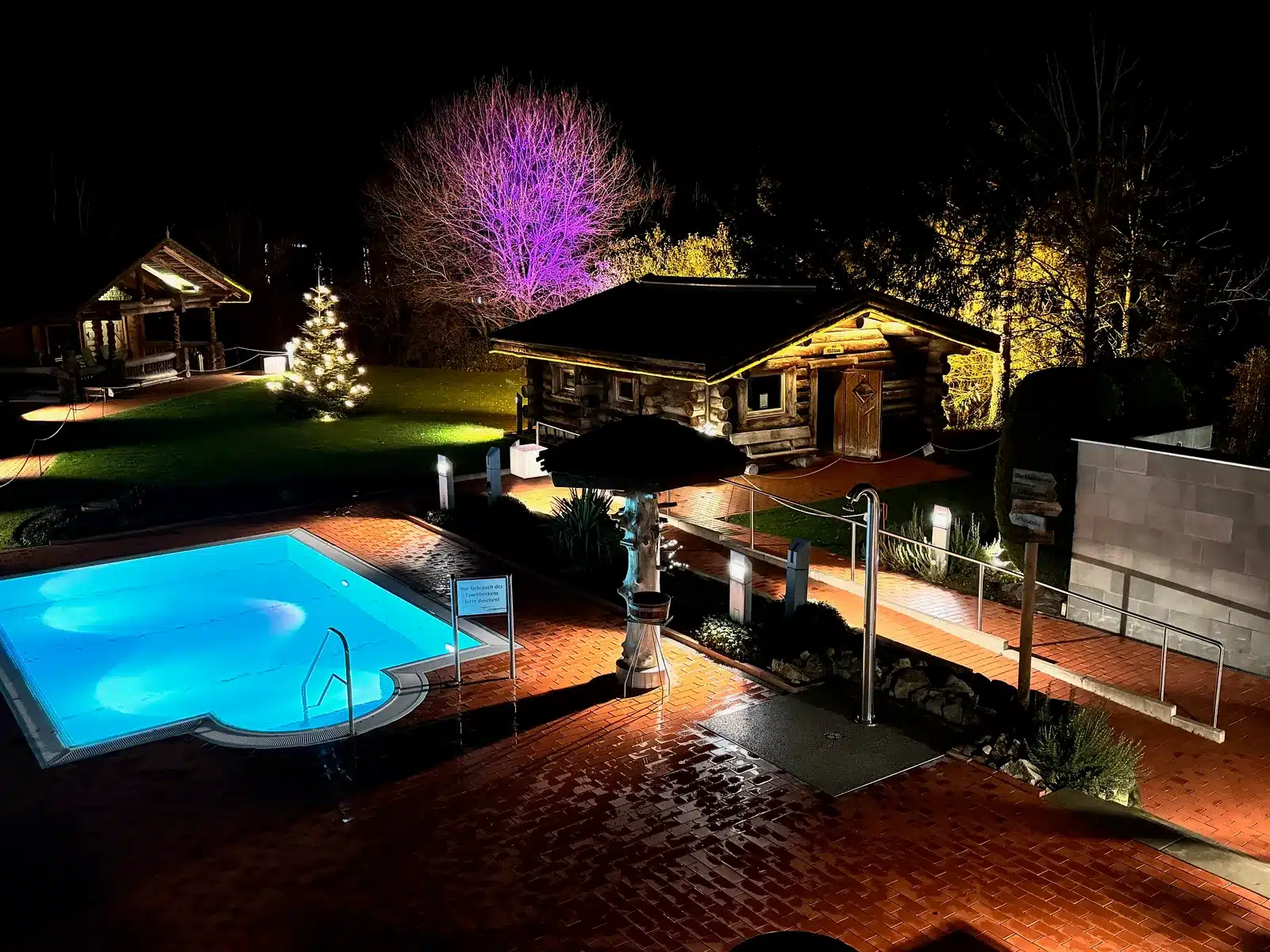 Hufeland Therme Bad Pyrmont: meine Erfahrungen mit Sole, Sauna und Erdsauna 8 Beleuchteter Saunagarten der Hufeland Therme an einem Winterabend
