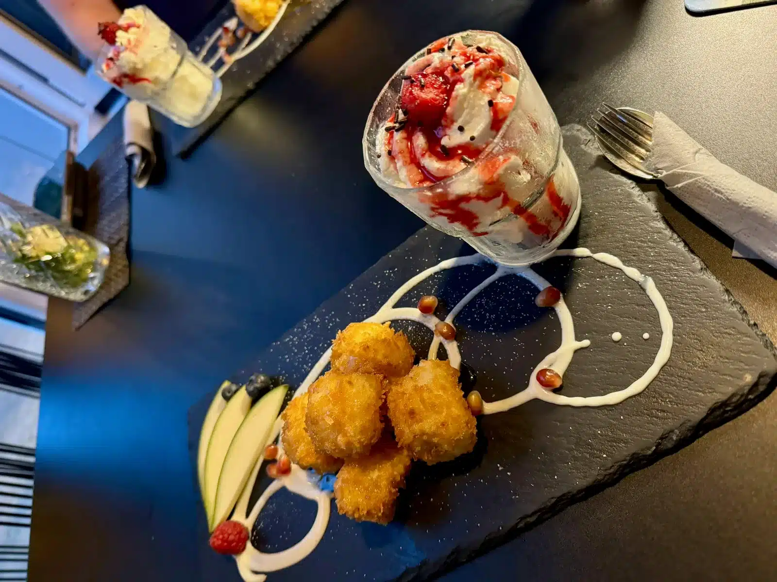 Koi Hameln Erfahrungen: mein Lieblingsasiate für Ente, Sushi und Curry 7 Dessertglas und frittierte Häppchen auf Schieferplatte im Koi Hameln