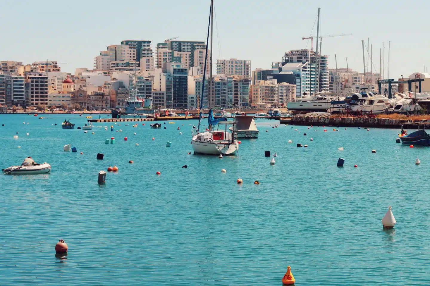 Tauchen auf Malta und Gozo: Meine Erfahrungen aus fünf Reisen 6 Boote und dicht bebaute Uferbereiche im Hafen von Valletta auf Malta
