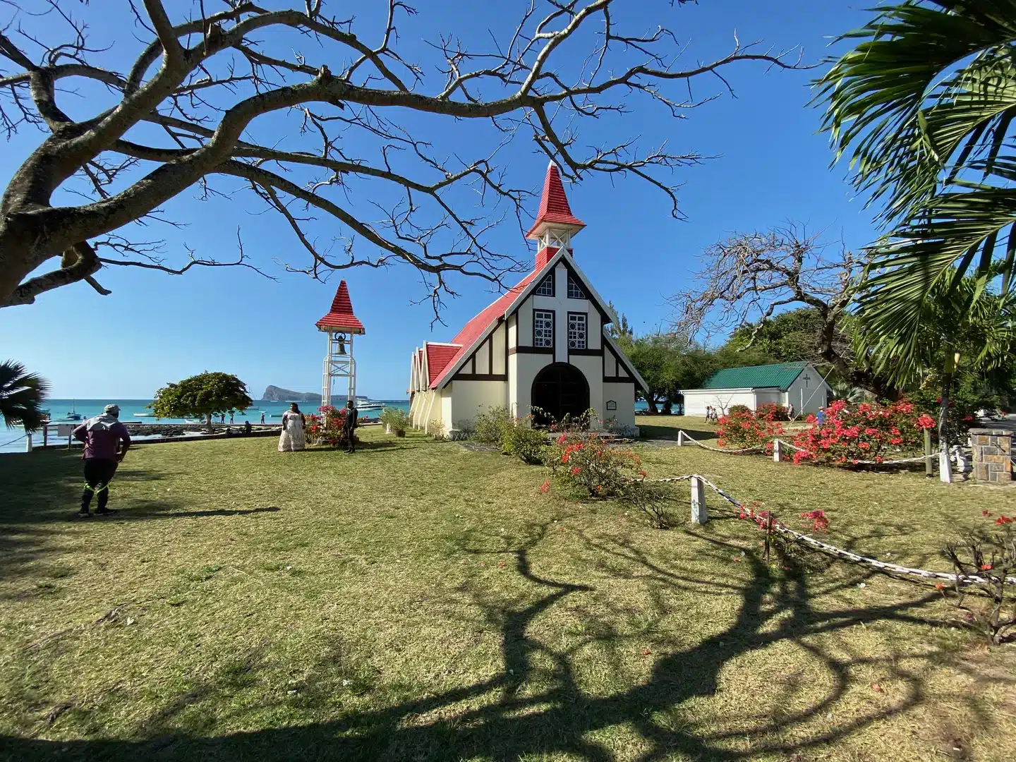 Mauritius Sehenswürdigkeiten: 10 persönliche Tipps 11 Notre-Dame Auxiliatrice mit rotem Dach am Meer in Cap Malheureux auf Mauritius