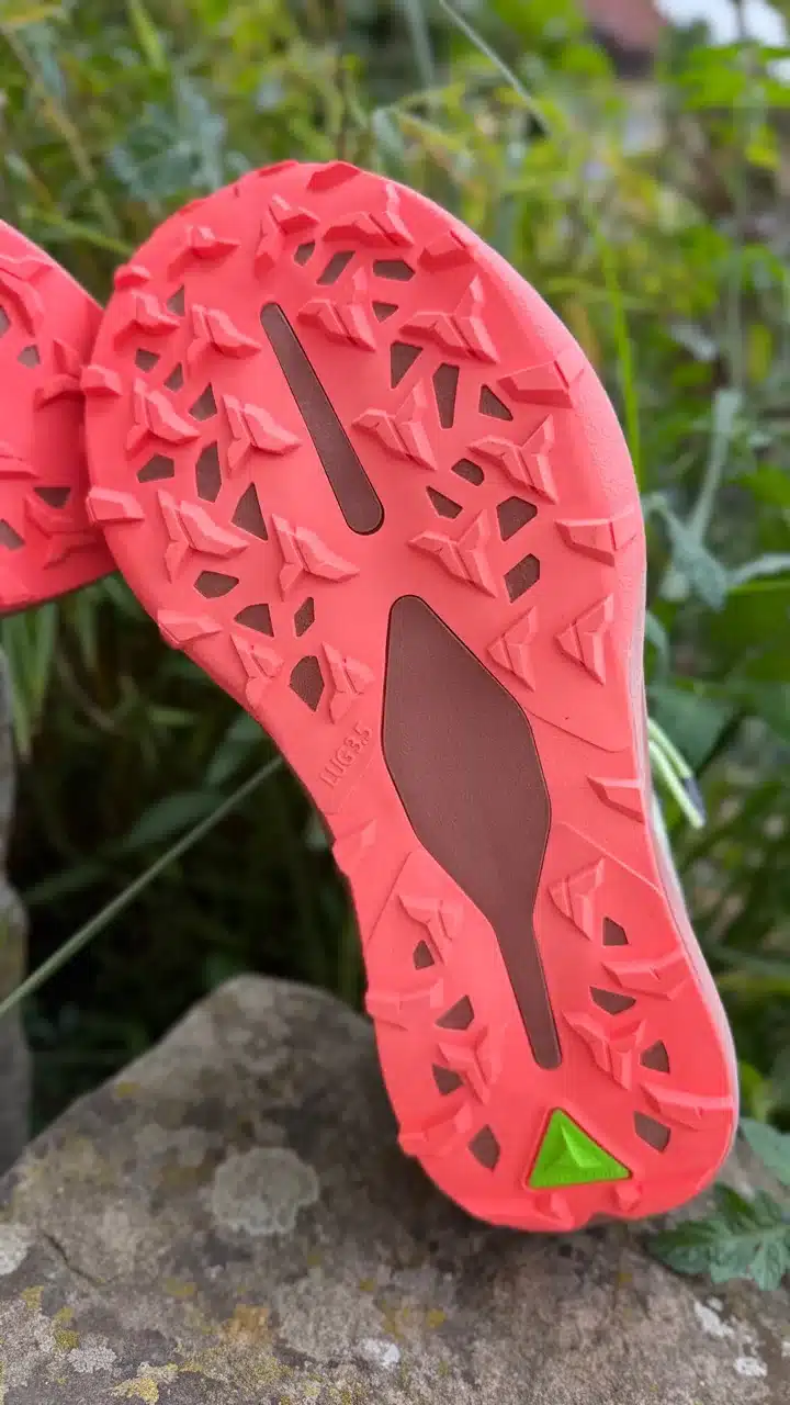 Asics Metafuji Trail 2 Test – meine Erfahrungen und der Vergleich mit dem Vorgänger 3 Pinke Asicsgrip-Außensohle mit Stollen am neuen Metafuji Trail 2.