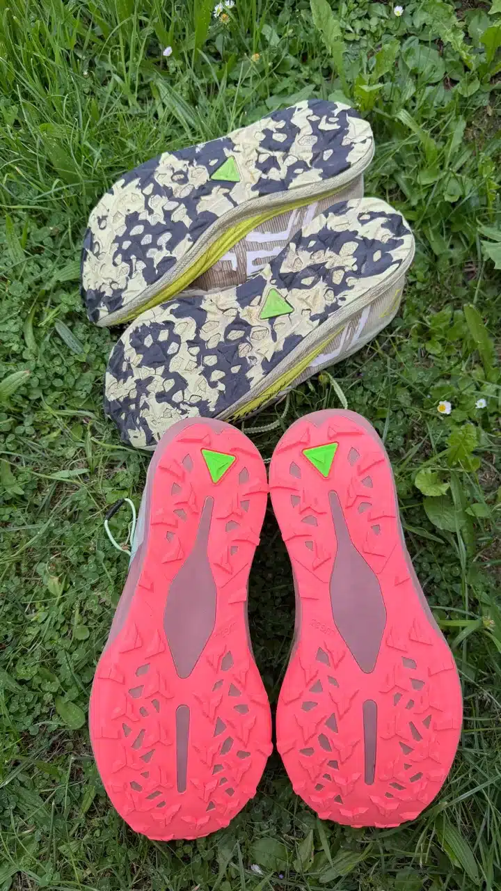Asics Metafuji Trail 2 Test – meine Erfahrungen und der Vergleich mit dem Vorgänger 9 Neue pinke Außensohlen des Metafuji Trail 2 unter den deutlich gelaufenen Sohlen des Vorgängers.