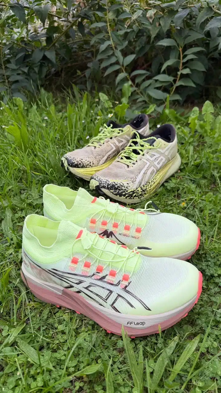 Asics Metafuji Trail 2 Test – meine Erfahrungen und der Vergleich mit dem Vorgänger 2 Neues Paar Metafuji Trail 2 vor einem stark gelaufenen Paar Metafuji Trail 1.