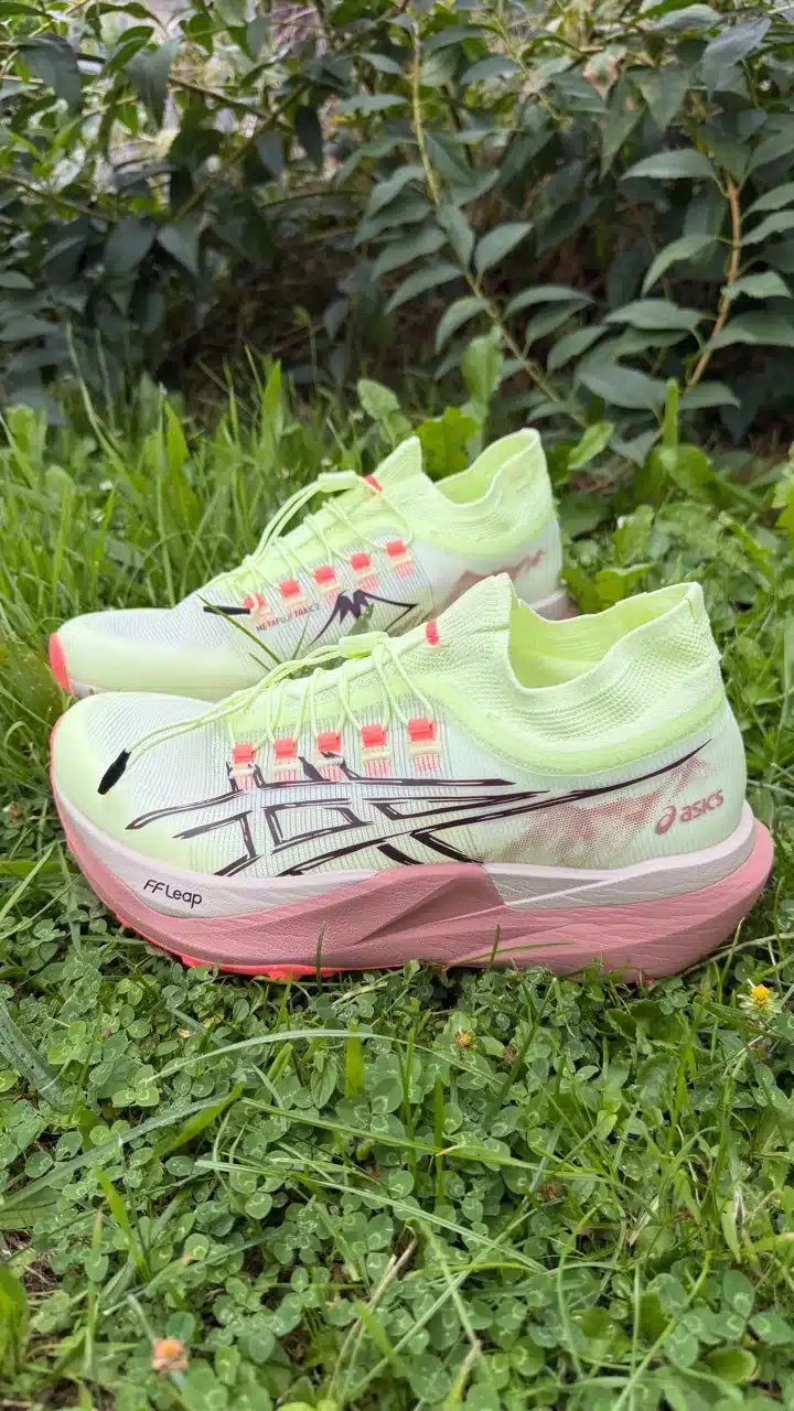 Asics Metafuji Trail 2 Test – meine Erfahrungen und der Vergleich mit dem Vorgänger 11 Seitliche Ansicht des neuen Asics Metafuji Trail 2 im Gras.