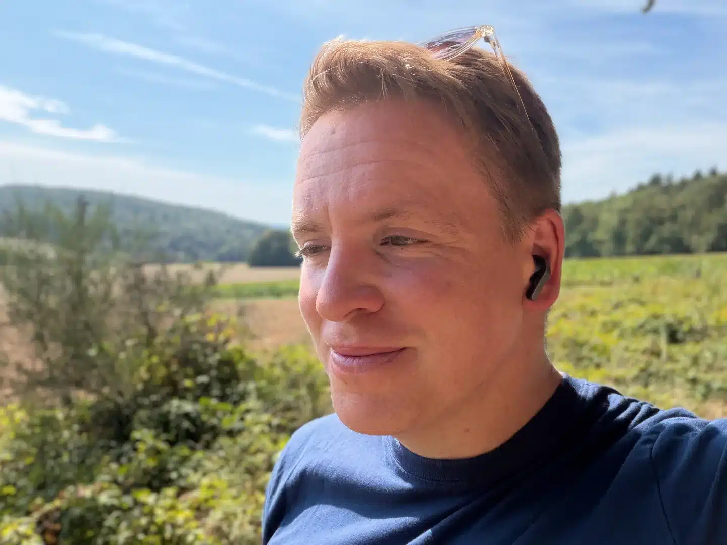 Samsung Hearapy im Test: Hilft der 100-Hz-Ton gegen Reiseübelkeit? 6 Sascha Tegtmeyer trägt einen Galaxy Buds4 Pro Ohrhörer draußen