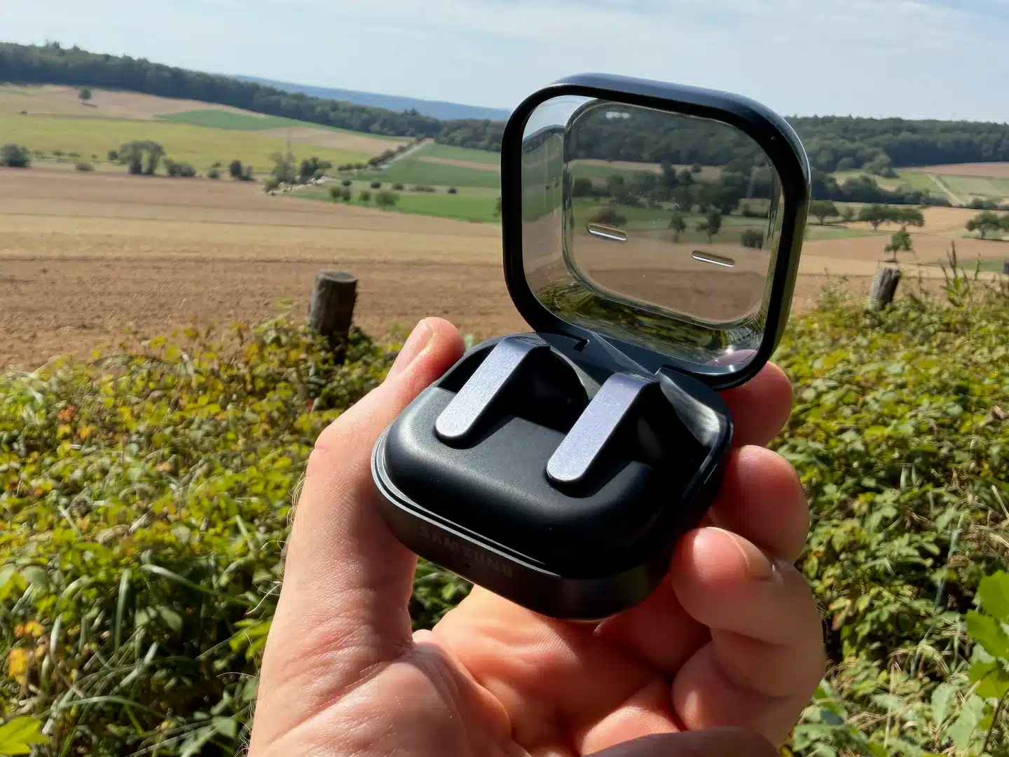 Samsung Galaxy Buds4 Pro auf Reisen: mein ehrlicher Praxistest unterwegs 3 Galaxy Buds4 Pro im geöffneten transparenten Ladecase