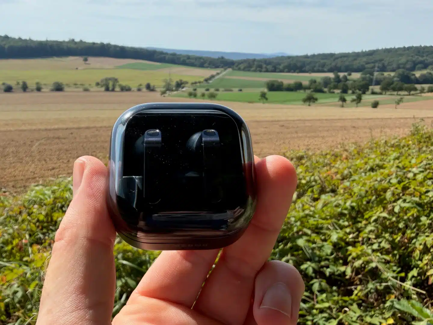 Samsung Hearapy im Test: Hilft der 100-Hz-Ton gegen Reiseübelkeit? 3 Transparentes Ladecase der Samsung Galaxy Buds4 Pro von vorn