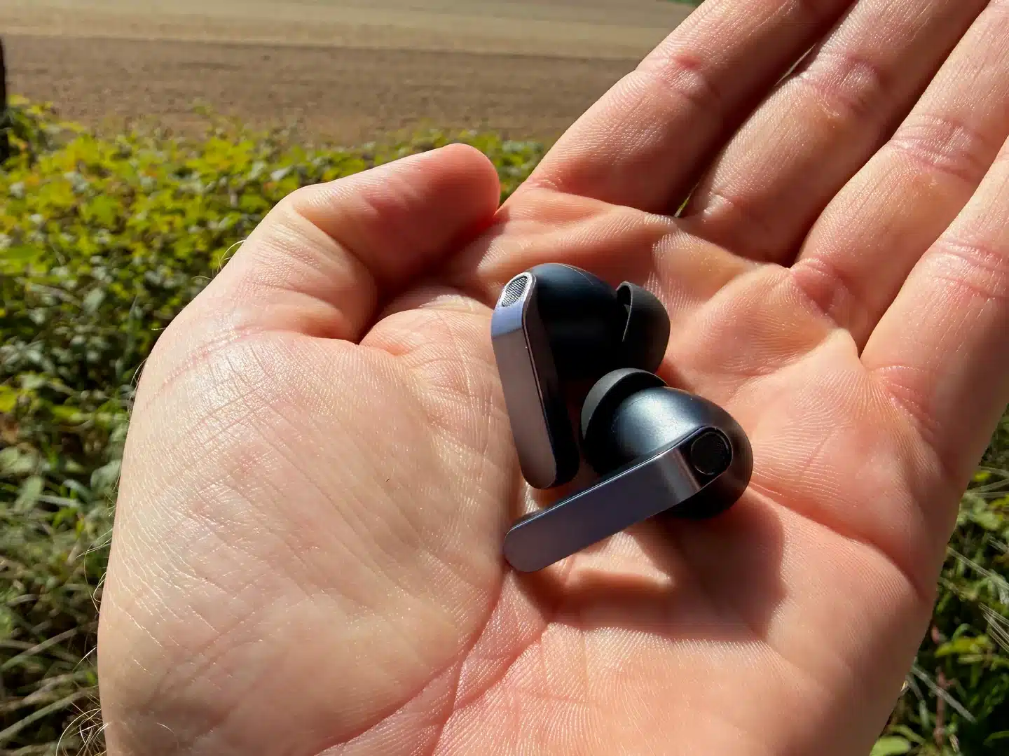 Samsung Hearapy im Test: Hilft der 100-Hz-Ton gegen Reiseübelkeit? 5 Ein einzelner Galaxy Buds4 Pro Ohrhörer in einer Hand
