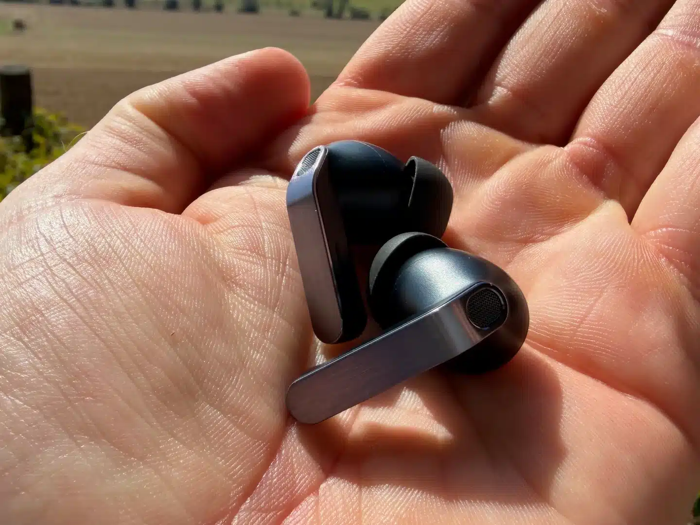 Samsung Hearapy im Test: Hilft der 100-Hz-Ton gegen Reiseübelkeit? 4 Galaxy Buds4 Pro Ohrhörer mit Silikonaufsatz in einer Hand