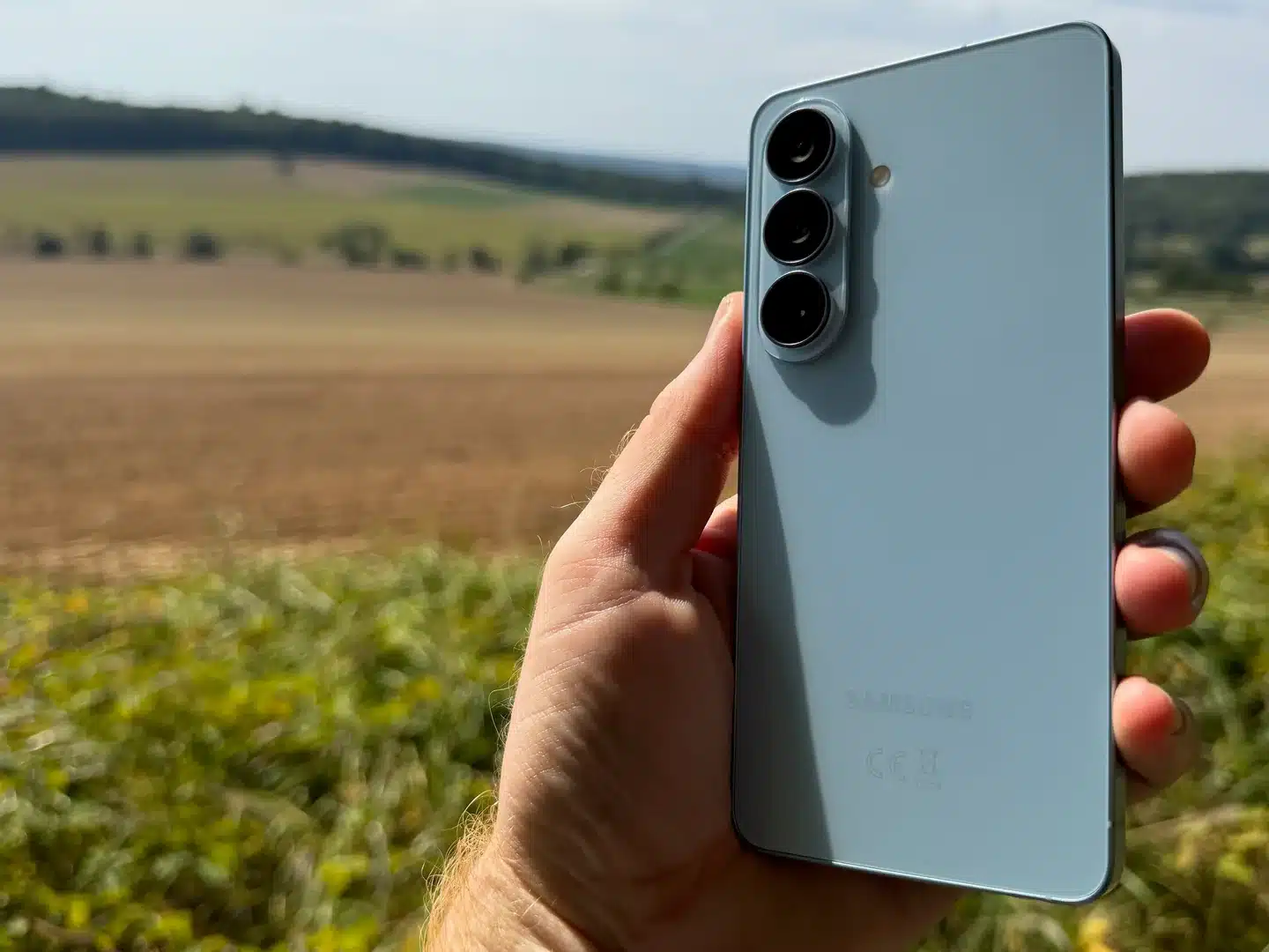 Samsung Galaxy S26 auf Reisen und im Outdoor-Einsatz: mein ehrlicher Praxistest 3 Rückseite des hellblauen Samsung Galaxy S26 mit drei Kameras