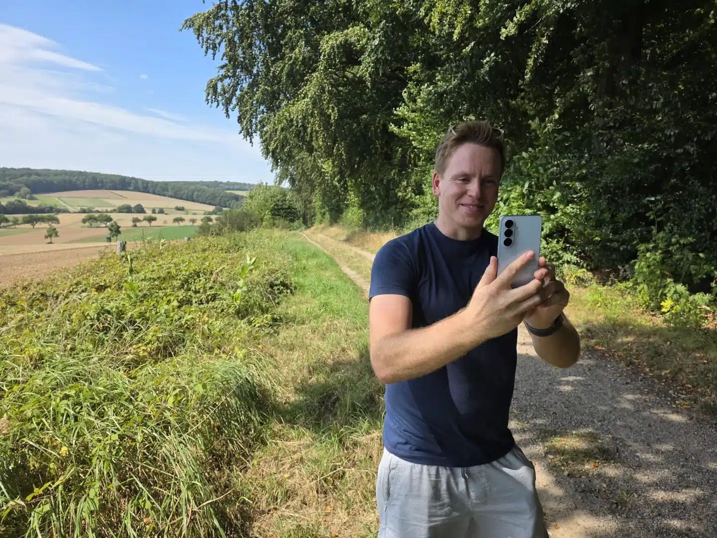 Samsung Galaxy S26 auf Reisen und im Outdoor-Einsatz: mein ehrlicher Praxistest 2 Sascha Tegtmeyer nutzt das Samsung Galaxy S26 auf einem Feldweg