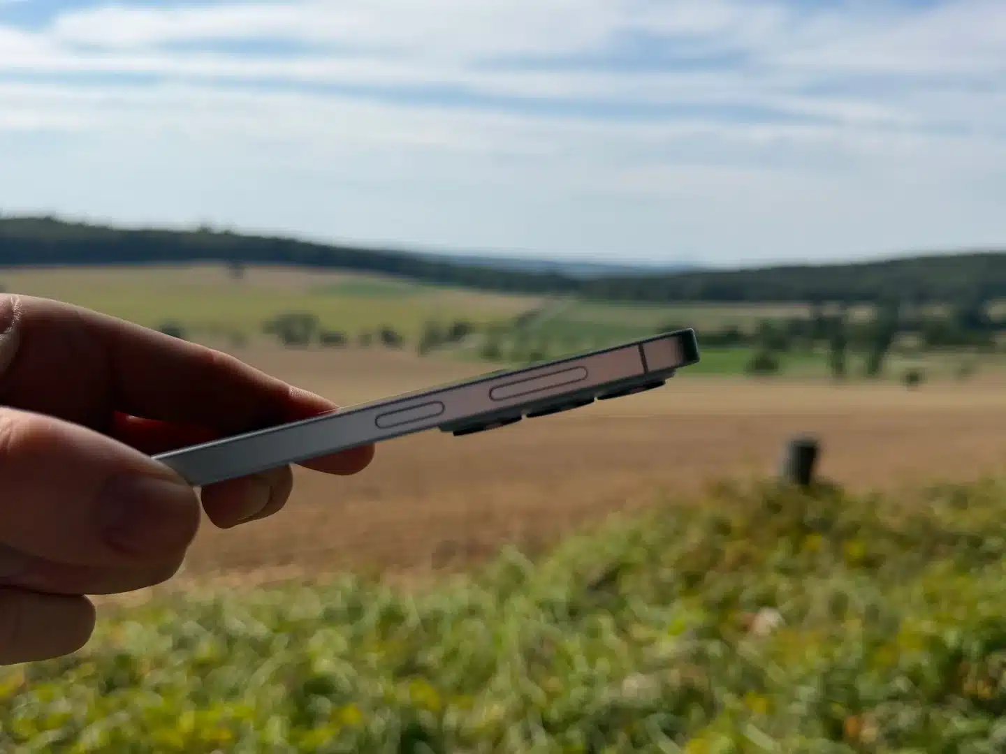 Samsung Galaxy S26 auf Reisen und im Outdoor-Einsatz: mein ehrlicher Praxistest 10 Flaches Seitenprofil des Samsung Galaxy S26 mit Seitentasten