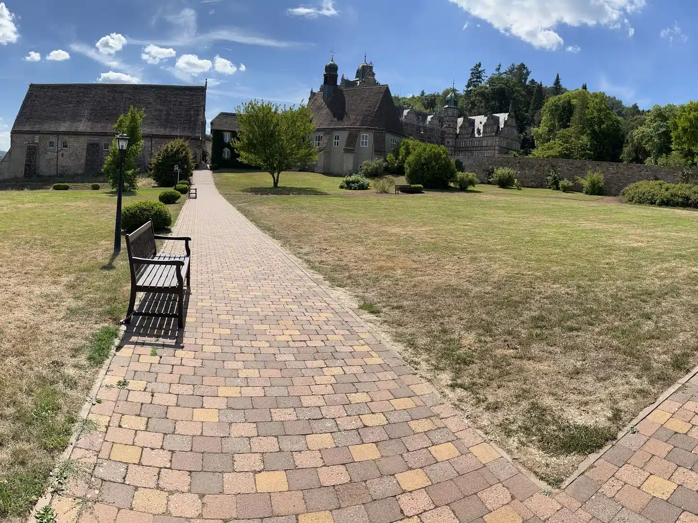 Schloss Hämelschenburg – meine Tipps zwischen Schloss, Emmer und Wald 5 Panorama von Schloss Hämelschenburg und der umgebenden historischen Anlage