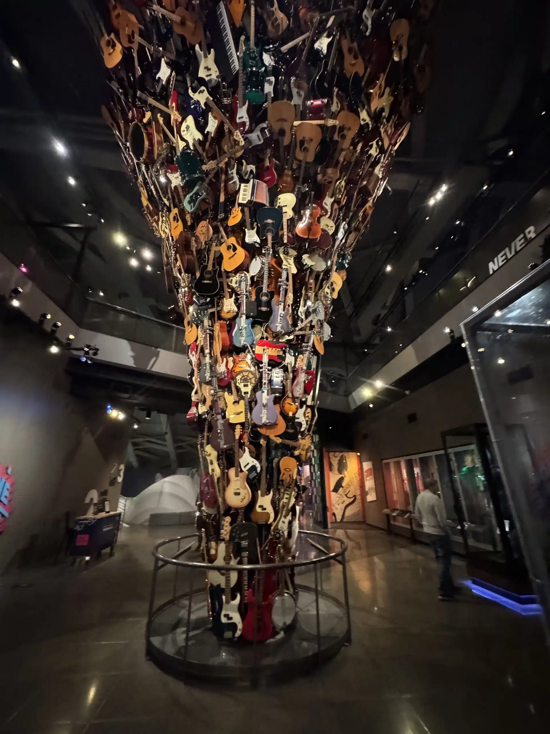 Seattle für Grunge-Fans: Gitarrenläden, Clubs und Nirvana-Spuren 10 Hohe Installation aus zahlreichen Gitarren und anderen Instrumenten im Museum of Pop Culture