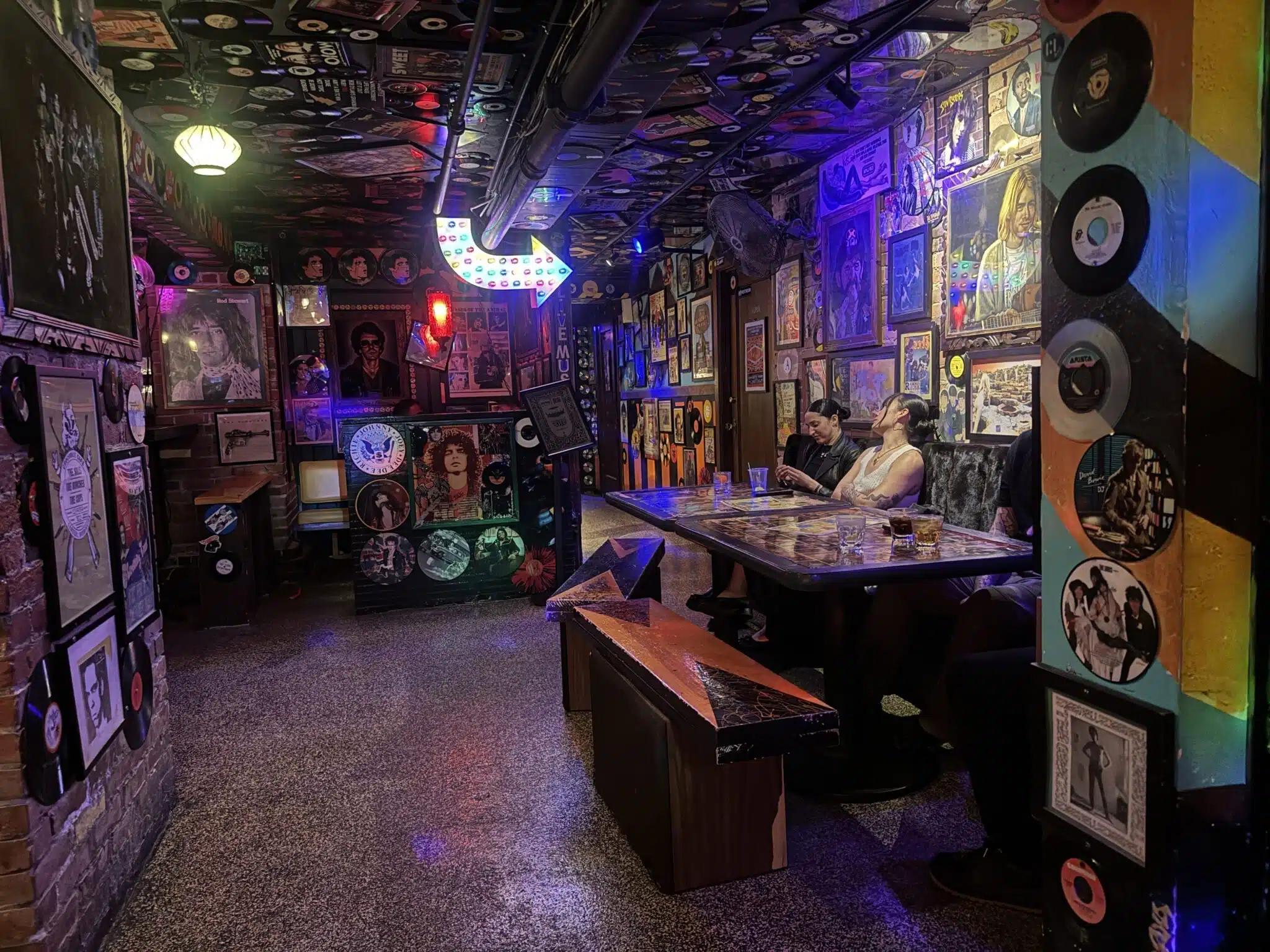 Seattle für Grunge-Fans: Gitarrenläden, Clubs und Nirvana-Spuren 7 Kellerraum der Screwdriver Bar mit Schallplatten, Postern und Musikbildern an Wänden und Decke