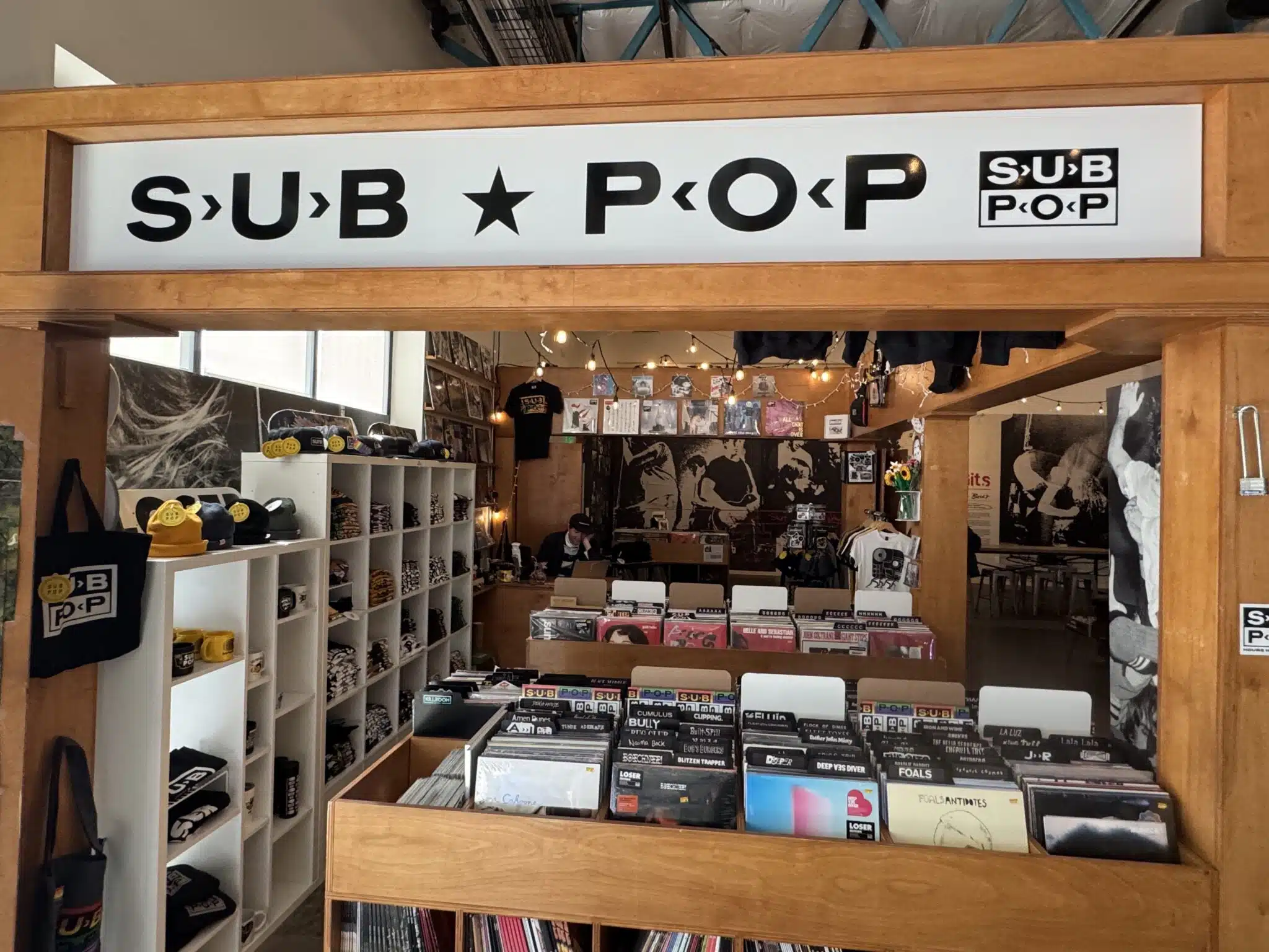 Seattle für Grunge-Fans: Gitarrenläden, Clubs und Nirvana-Spuren 9 Sub-Pop-Verkaufsbereich im KEXP Gathering Space mit Plattenkisten und Merchandise
