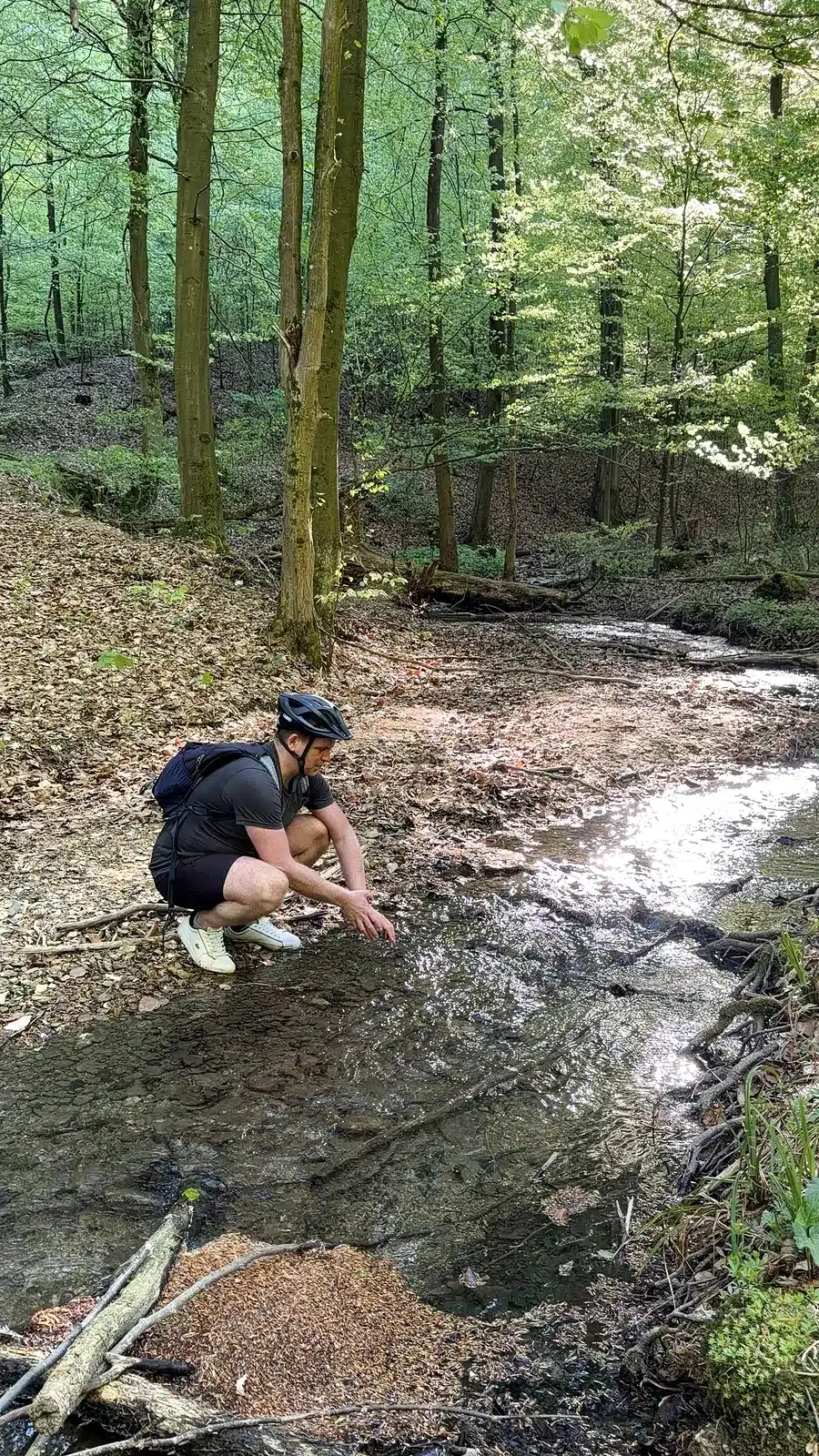 Weserbergland – meine Tipps für Urlaub, Natur und besondere Orte 2 Sascha steht an einem schmalen Bachlauf zwischen Bäumen