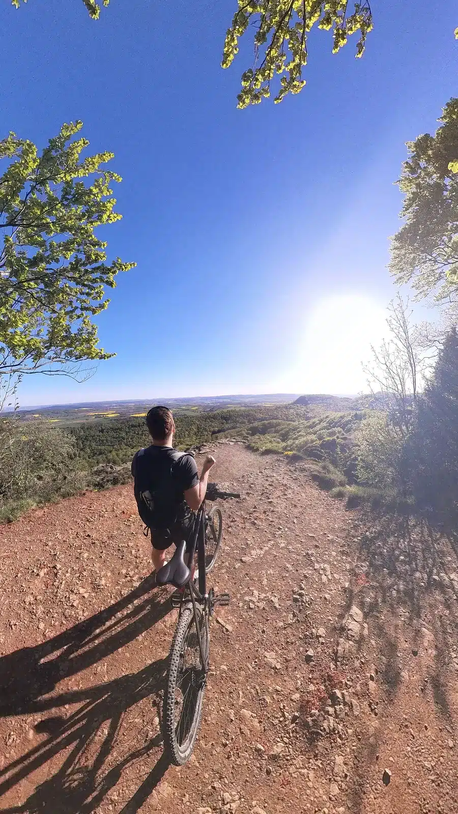 Hohenstein im Weserbergland – mein Aktivitätsguide für Rad und Wandern 5 Sascha steht mit seinem Fahrrad an einem felsigen Aussichtspunkt