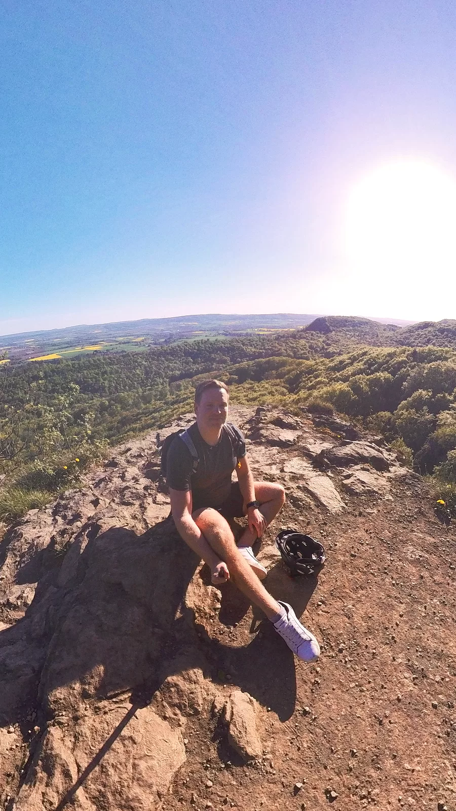 Hohenstein im Weserbergland – mein Aktivitätsguide für Rad und Wandern 8 Sascha sitzt auf Felsen an einem Aussichtspunkt