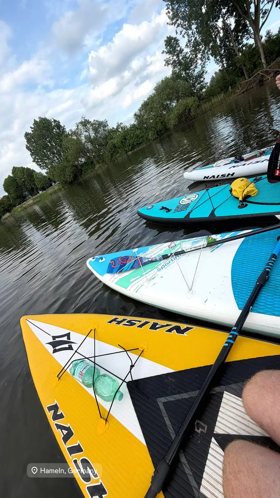 SUP auf der Weser bei Hameln: meine Erfahrungen mit Strömung, Schiffsverkehr und Tourenplanung 4 Stand-up-Paddle-Boards am Ufer der Weser vor dem Start