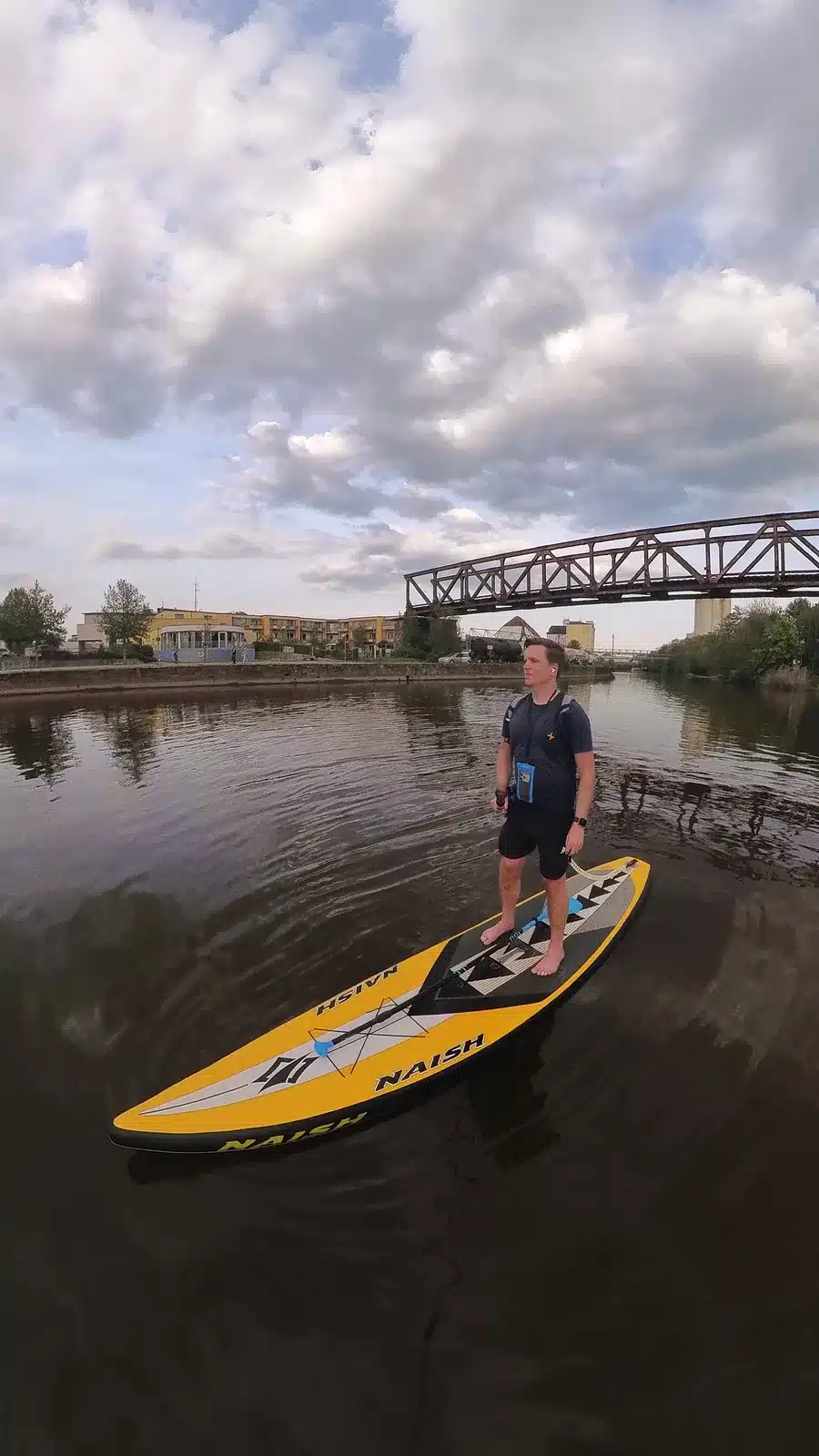 Stand-up-Paddler auf ruhigem Wasser im Weserbergland