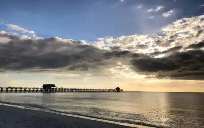 Strand und langer Naples Pier unter Wolken im Abendlicht
