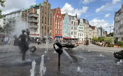 Bunte Giebelhäuser und Brunnen am Universitätsplatz in Rostock