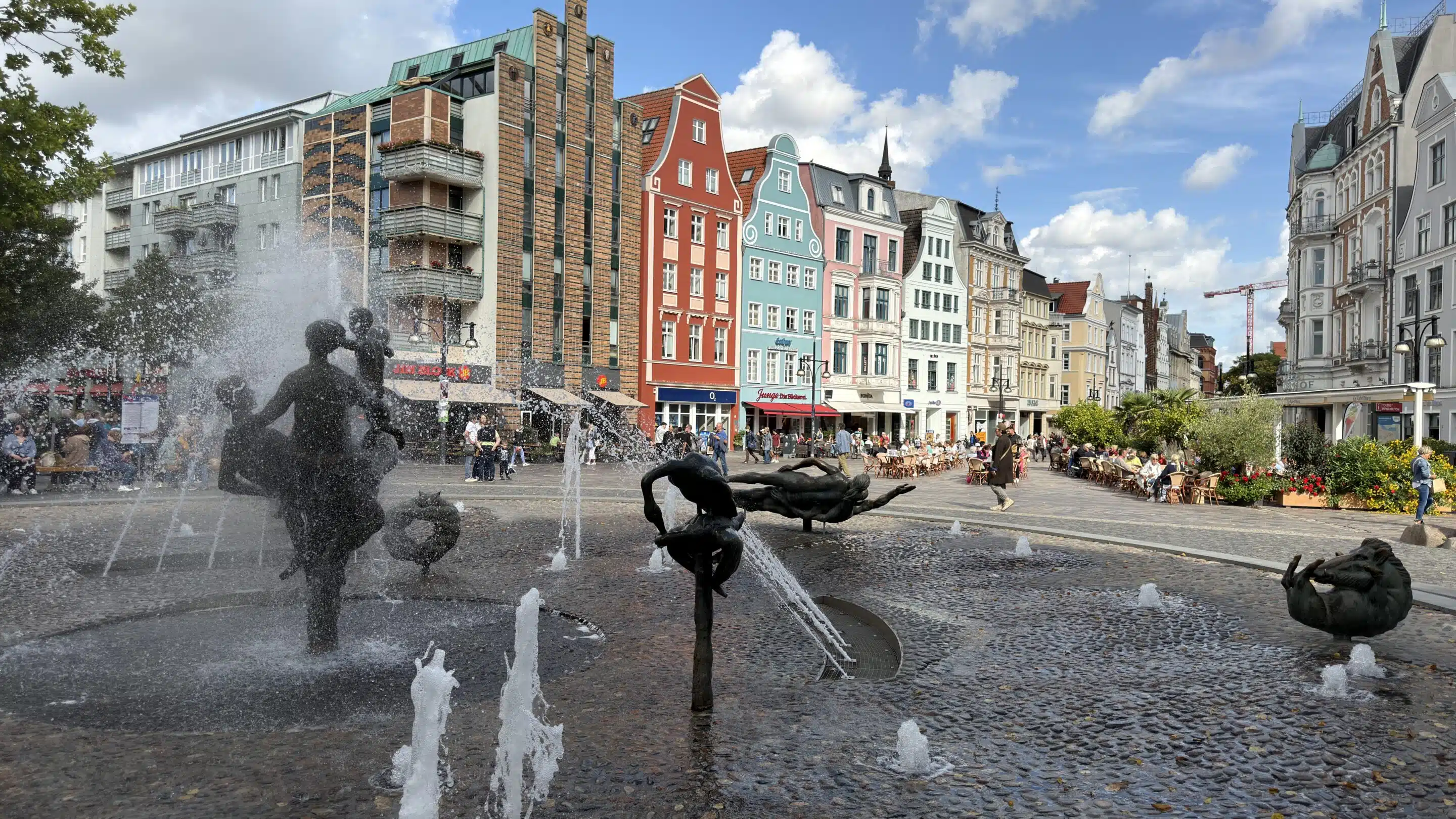 Reiseziele & Urlaubsziele 95 Bunte Giebelhäuser und Brunnen am Universitätsplatz in Rostock