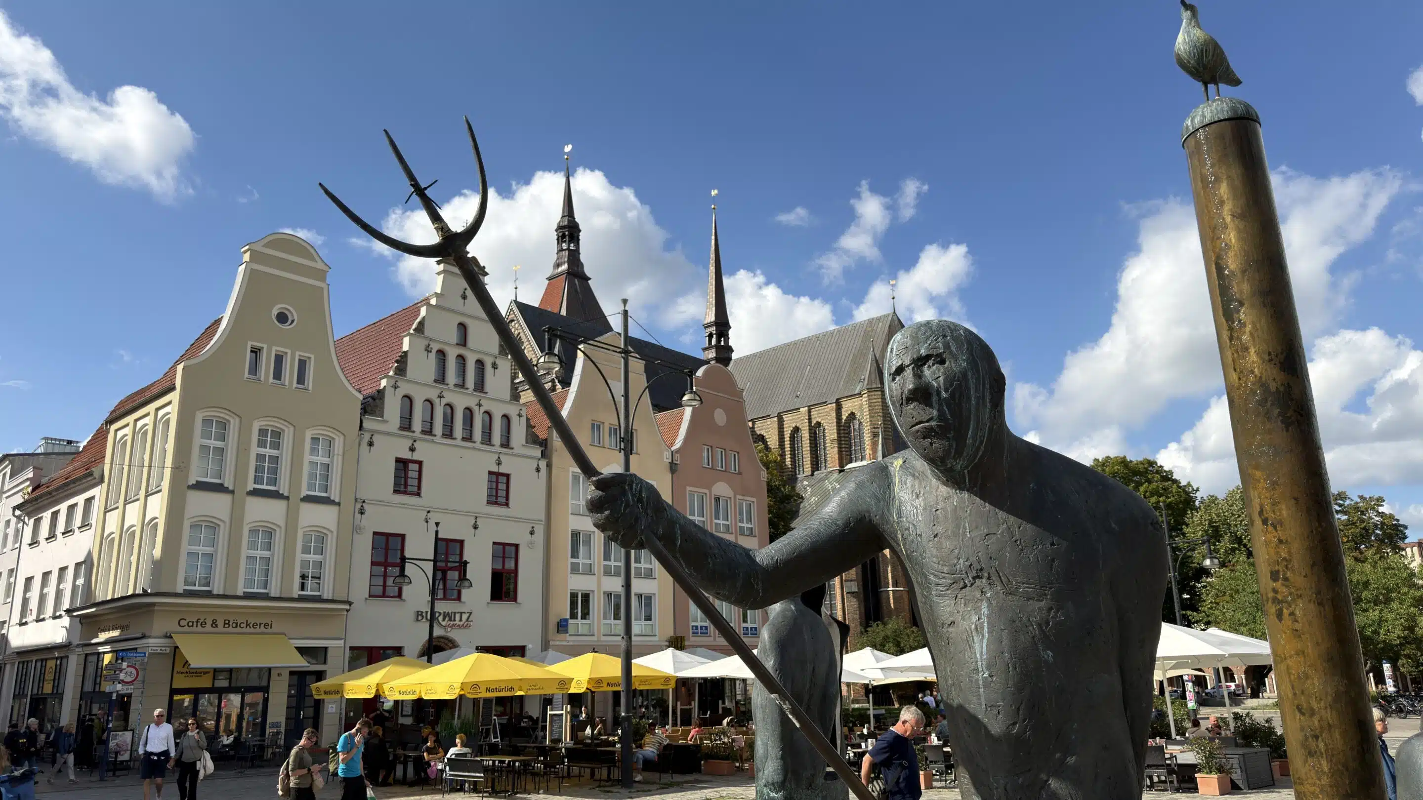 Ein Tag in Rostock: So schön hatte ich die Altstadt nicht erwartet 6 Bronzefigur mit Dreizack vor der Marienkirche am Neuen Markt in Rostock