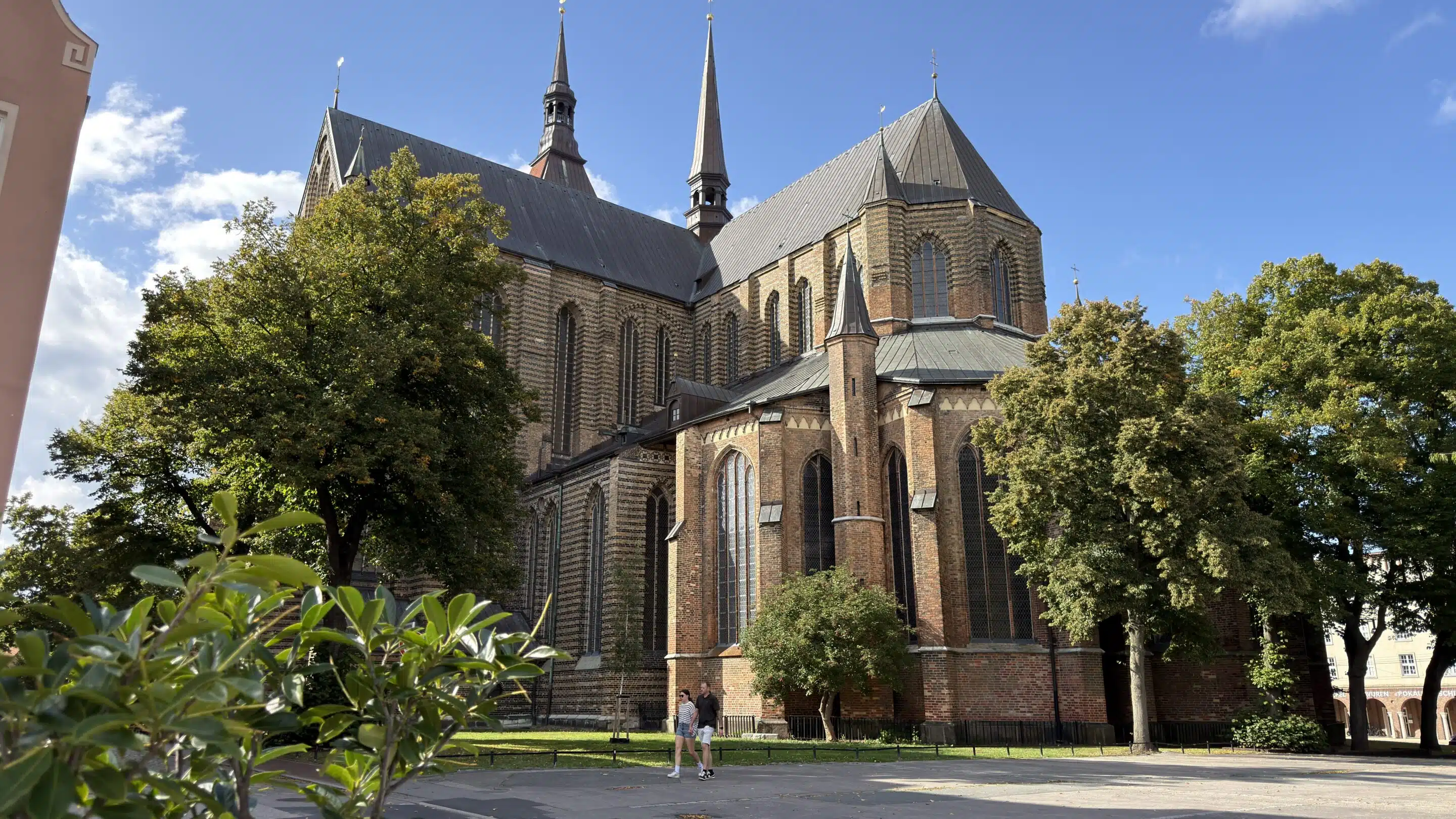 Ein Tag in Rostock: So schön hatte ich die Altstadt nicht erwartet 7 Marienkirche in Rostock mit Backsteinmauern und Türmen unter blauem Himmel