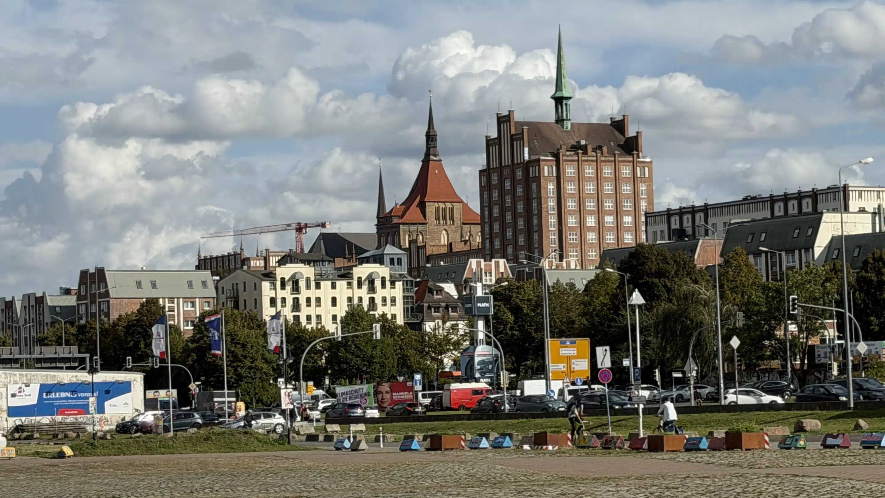 Ein Tag in Rostock: So schön hatte ich die Altstadt nicht erwartet 8 Marienkirche in Rostock mit Backsteinfassade und hohen Türmen